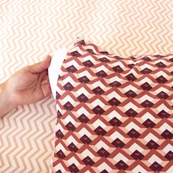 Parure de lit 240x220 cm en microfibre TIAGOH rouge motif géométrique 3 pièces