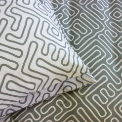 Parure de lit 240x220 cm en microfibre PARCHEMIN vert motif graphique 3 pièces