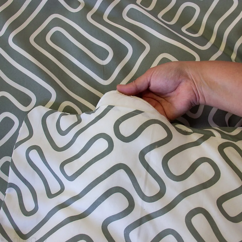 Parure de lit 240x220 cm en microfibre PARCHEMIN vert motif graphique 3 pièces