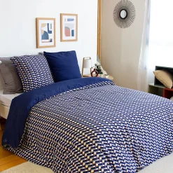 Parure de lit 260x240 cm en microfibre LOSS bleu foncé motif géométrique 3 pièces