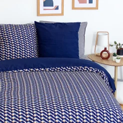 Parure de lit 260x240 cm en microfibre LOSS bleu foncé motif géométrique 3 pièces