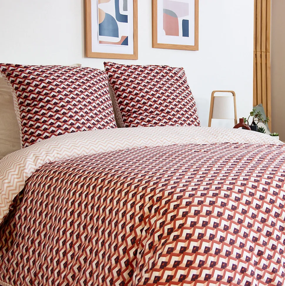 Parure de lit 260x240 cm en microfibre TIAGOH rouge motif géométrique 3 pièces