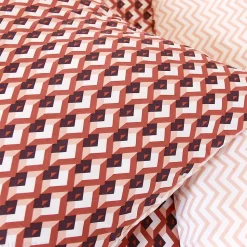 Parure de lit 260x240 cm en microfibre TIAGOH rouge motif géométrique 3 pièces