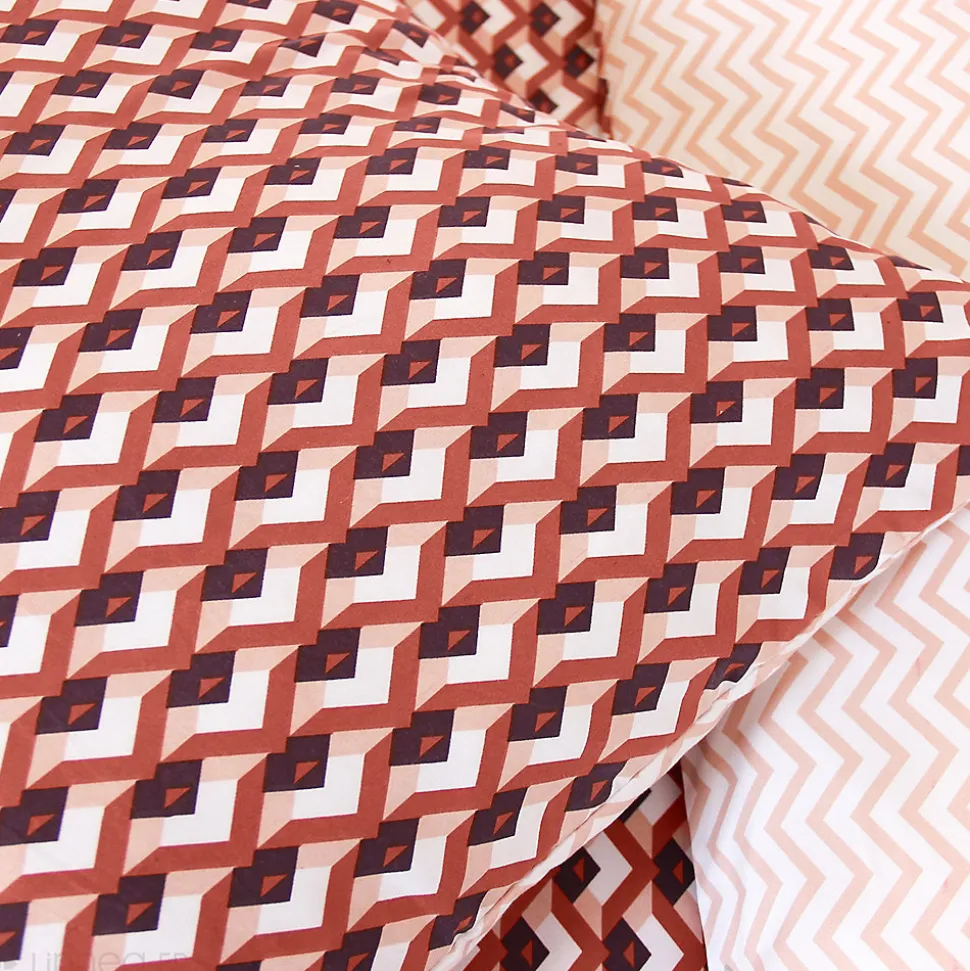 Parure de lit 260x240 cm en microfibre TIAGOH rouge motif géométrique 3 pièces