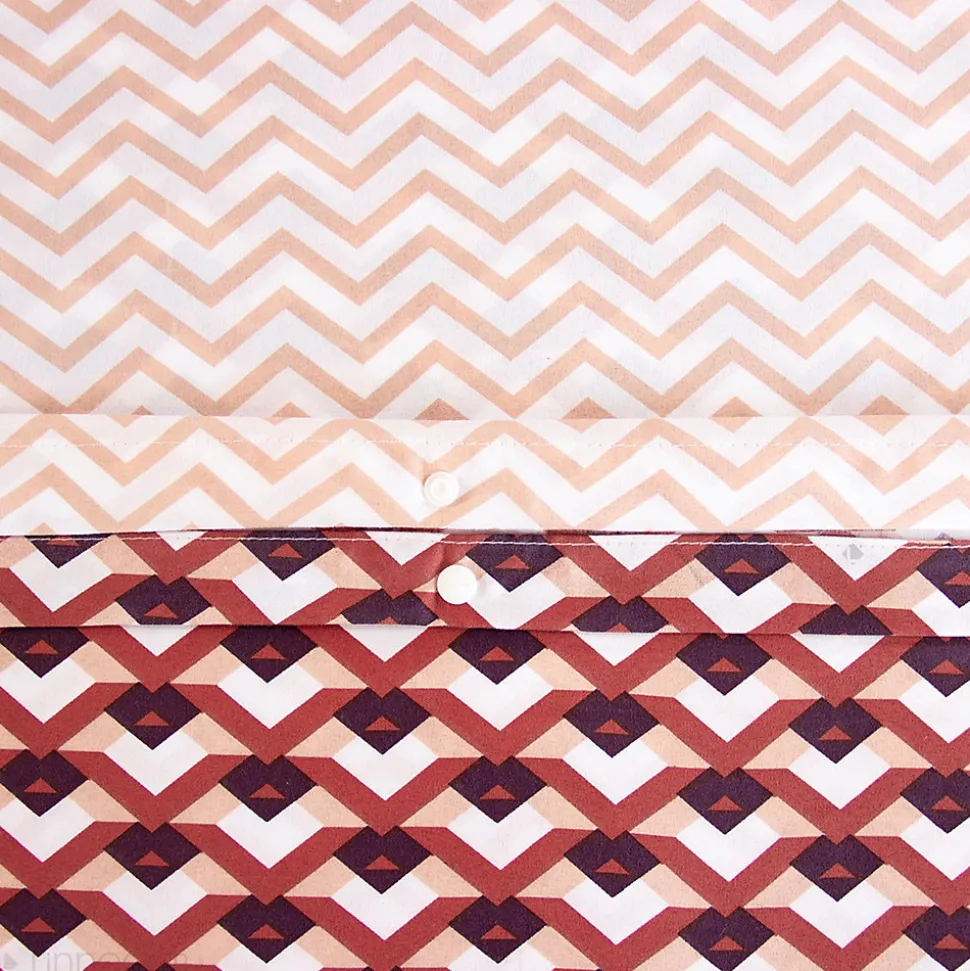 Parure de lit 260x240 cm en microfibre TIAGOH rouge motif géométrique 3 pièces