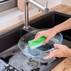 Éponge synthétique abrasive L.11 x l.6,5 x 2,4 cm blanc et vert vendue par 3 pièces