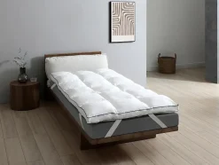 Surconfort de matelas anti-acariens 1 place - 90x 190 cm - Enveloppe satin 120 fils/cm2 - garnissage 1000gr/m2 - Blanc passepoil