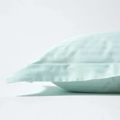 Taie d'oreiller à  volants bleu satin rayé en coton égyptien 330 fils, 50x75 cm - HOMESCAPES