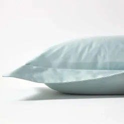Taie d'oreiller à volants bleu givré en coton égyptien bio 400 fils, 50x75 cm - HOMESCAPES