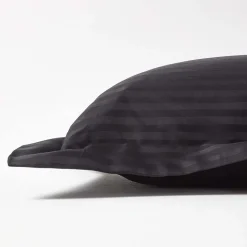 Taie d'oreiller à  volants noir satin rayé en coton égyptien 330 fils, 50x75 cm - HOMESCAPES